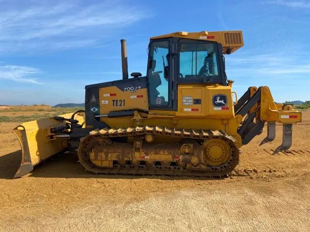 TRATOR DE ESTEIRA 700J