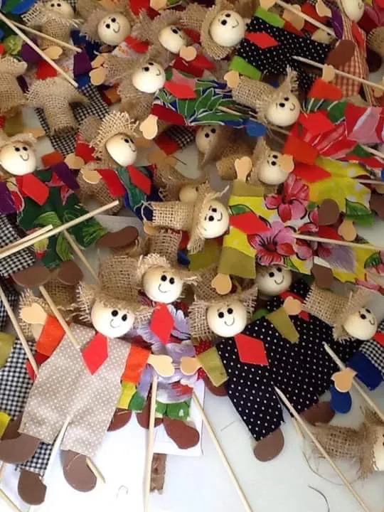 Espantalhos para decoração de festa junina