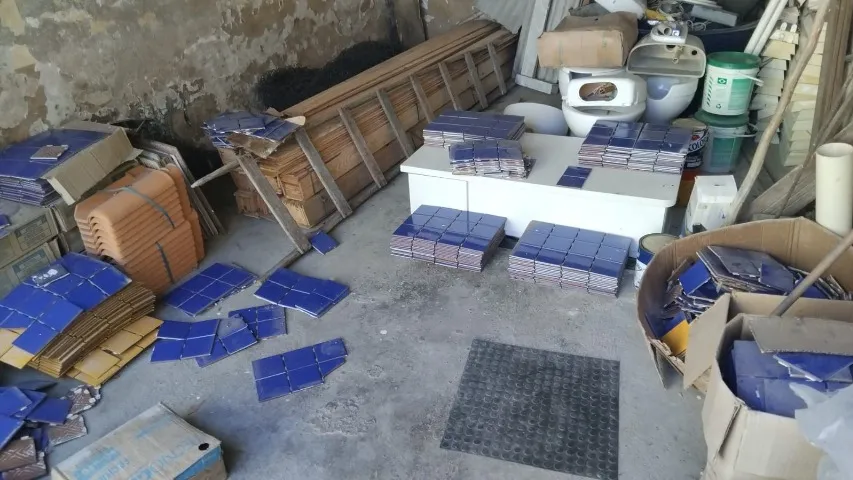 Forro madeira, pastilhas, vaso sanitário