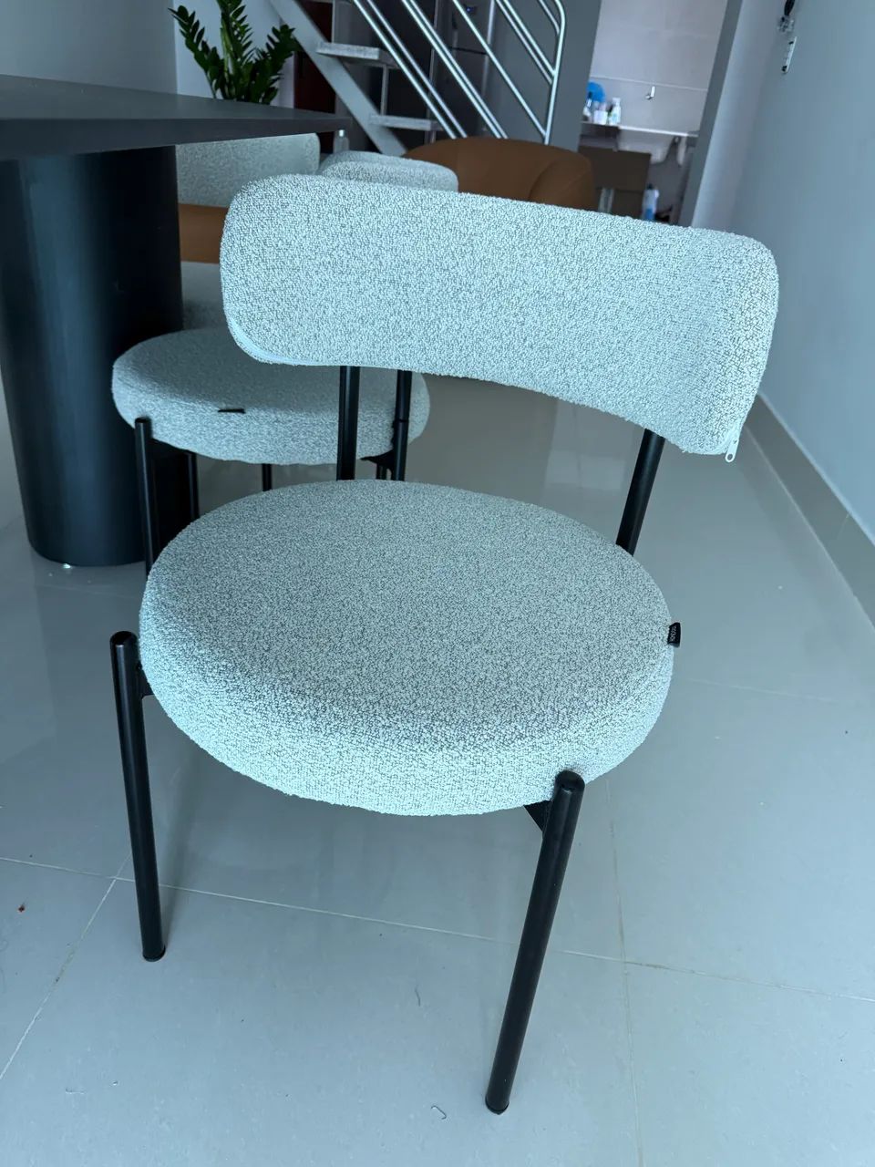 Mesa de jantar laminada com seis cadeiras e para até oito lugares. - Foto 4
