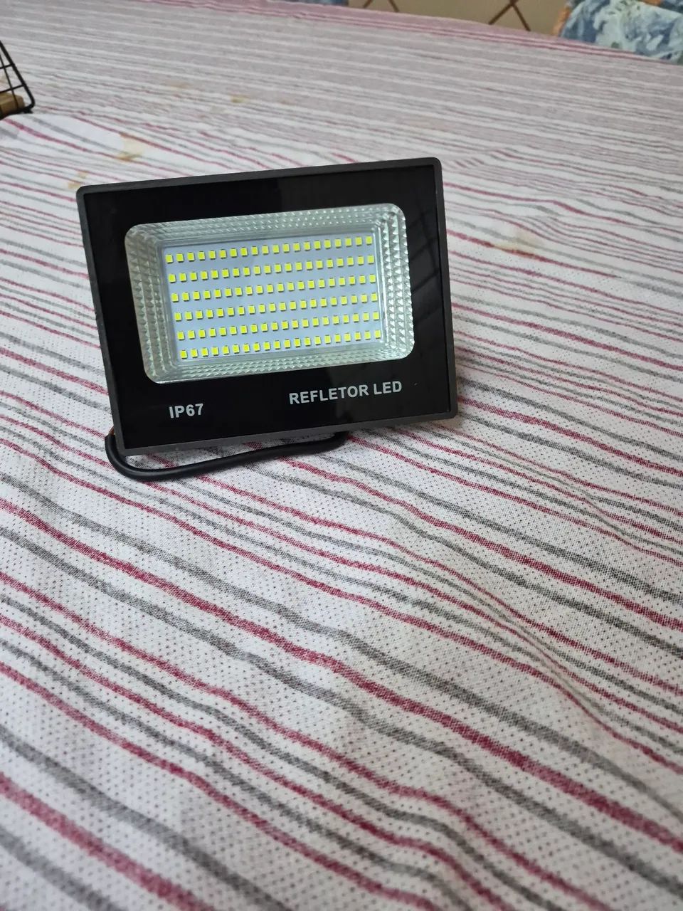 Refletor de LED Bivolt 100W Para Jardim e Fachada - Foto 4