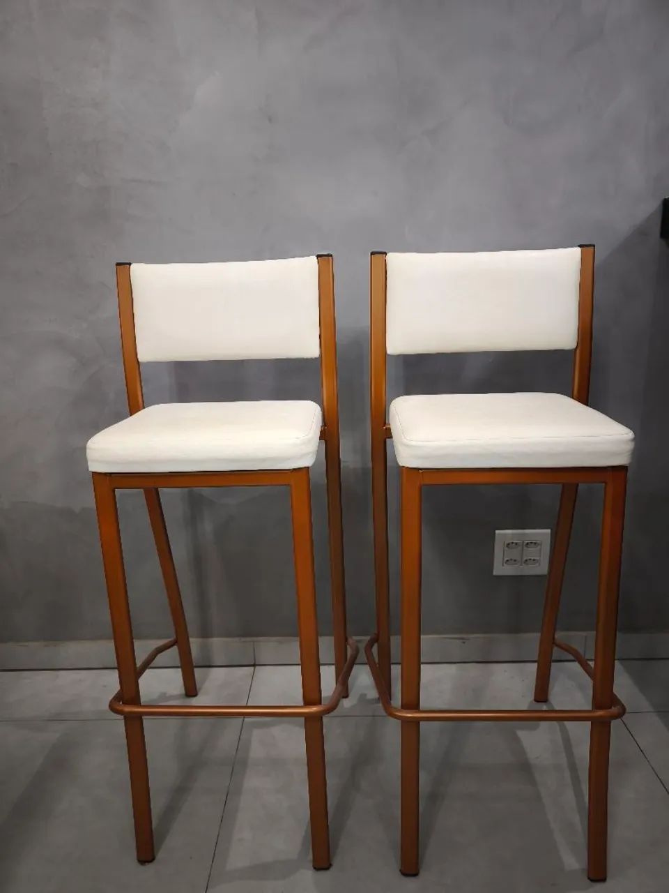 2 Banquetas com base em couro e estrutura em aço / bronze 