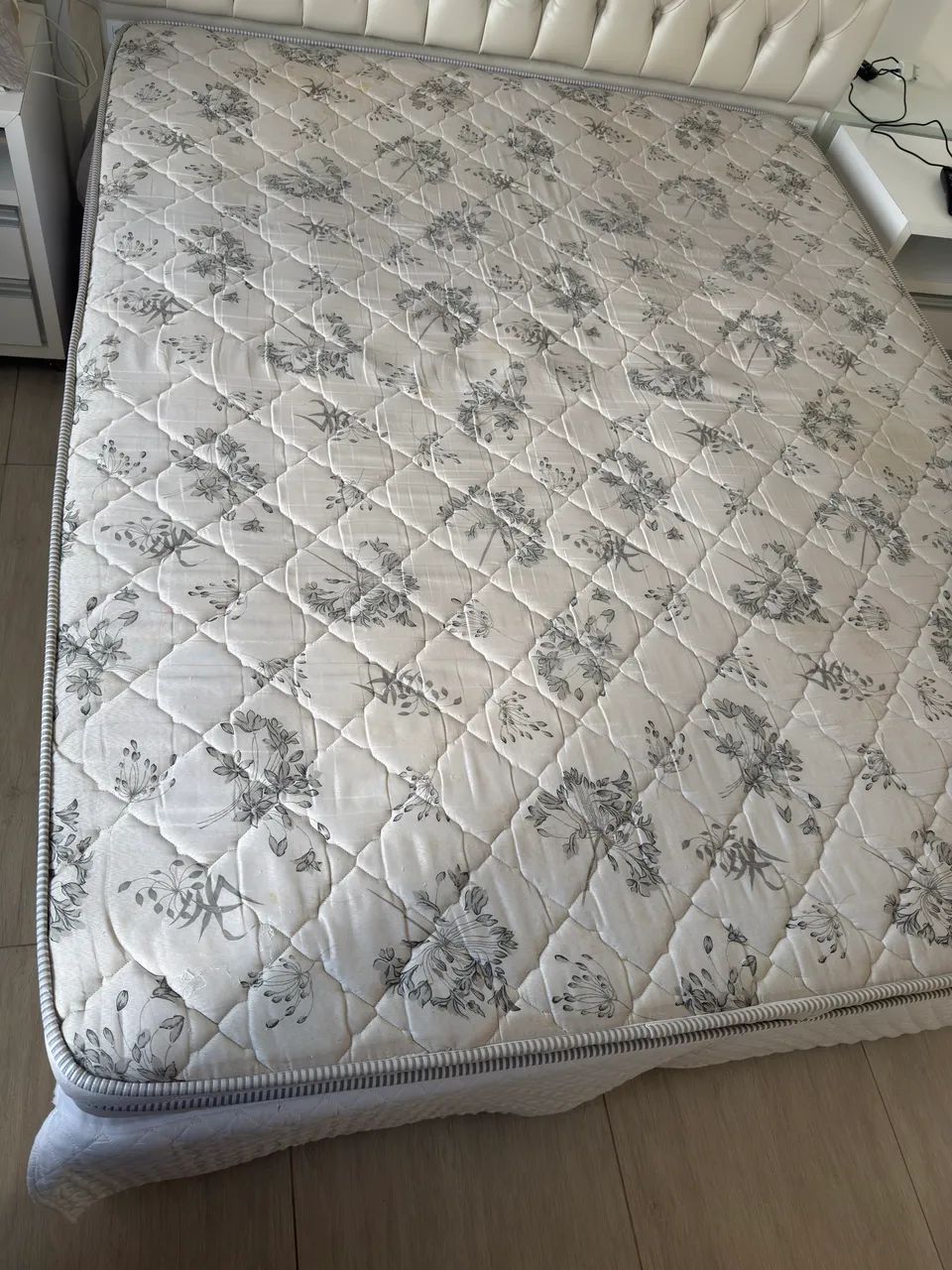 Cama Box Queen com Colchão de Molas Ensacadas - Bom Estado