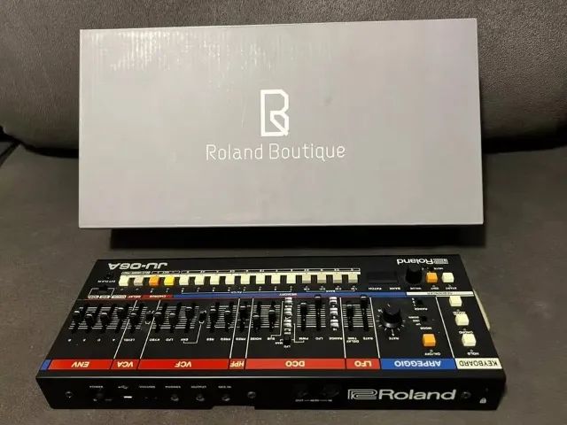 Sintetizador Roland JU-06A Boutique - Instrumentos musicais