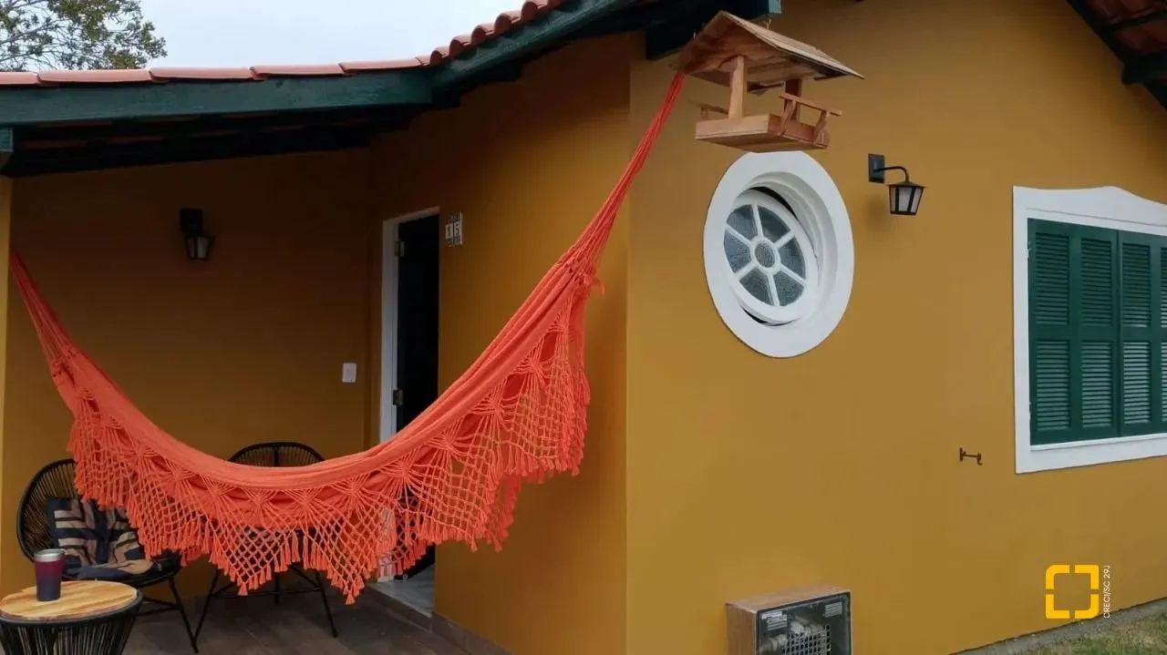 Chalé mobiliado 2 dormitórios 50 m da praia - Foto 2