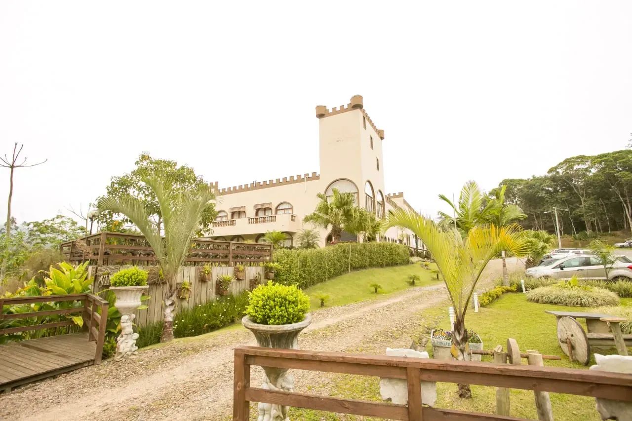 Cervejaria Completa em Estilo Castelo Medieval à Beira da BR-282 | Alto Potencial Comercia