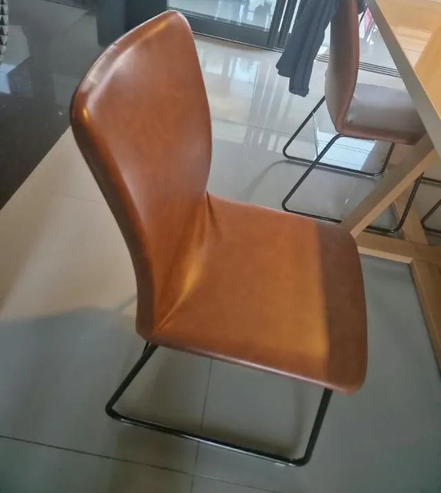mesa retangular 1,80m com 4 cadeiras de courino reforçado caramelo. Tampo offWhite e vidro - Foto 3
