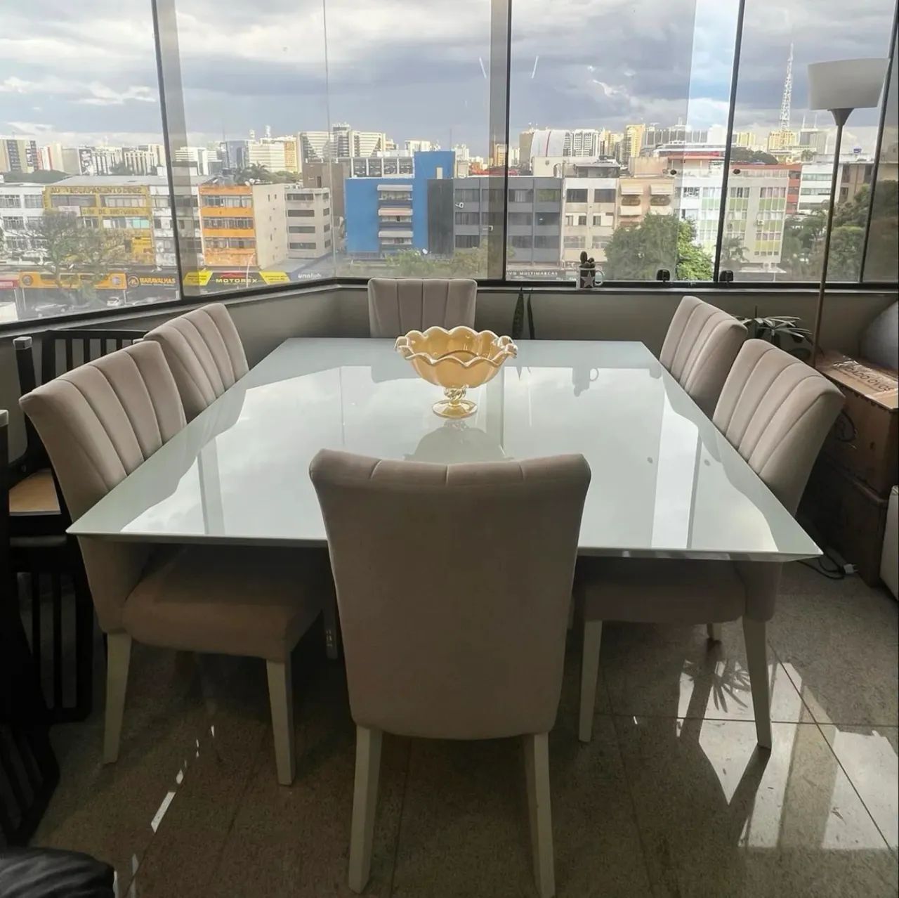 Vendo mesa 1,50cm x 1,50cm com 6 cadeiras.  - Foto 2