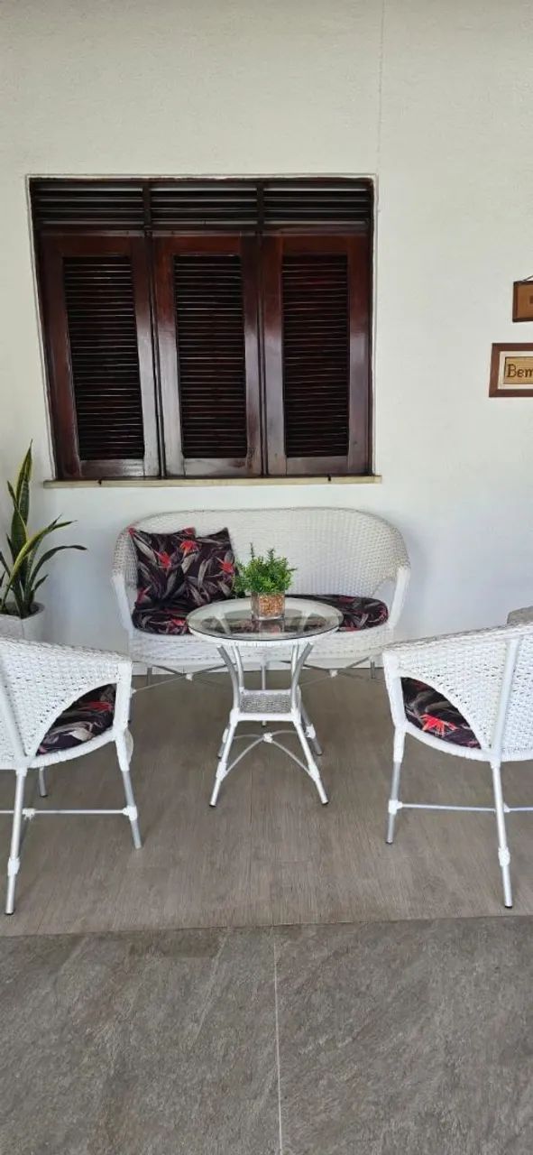 Conjunto de cadeiras de vime.