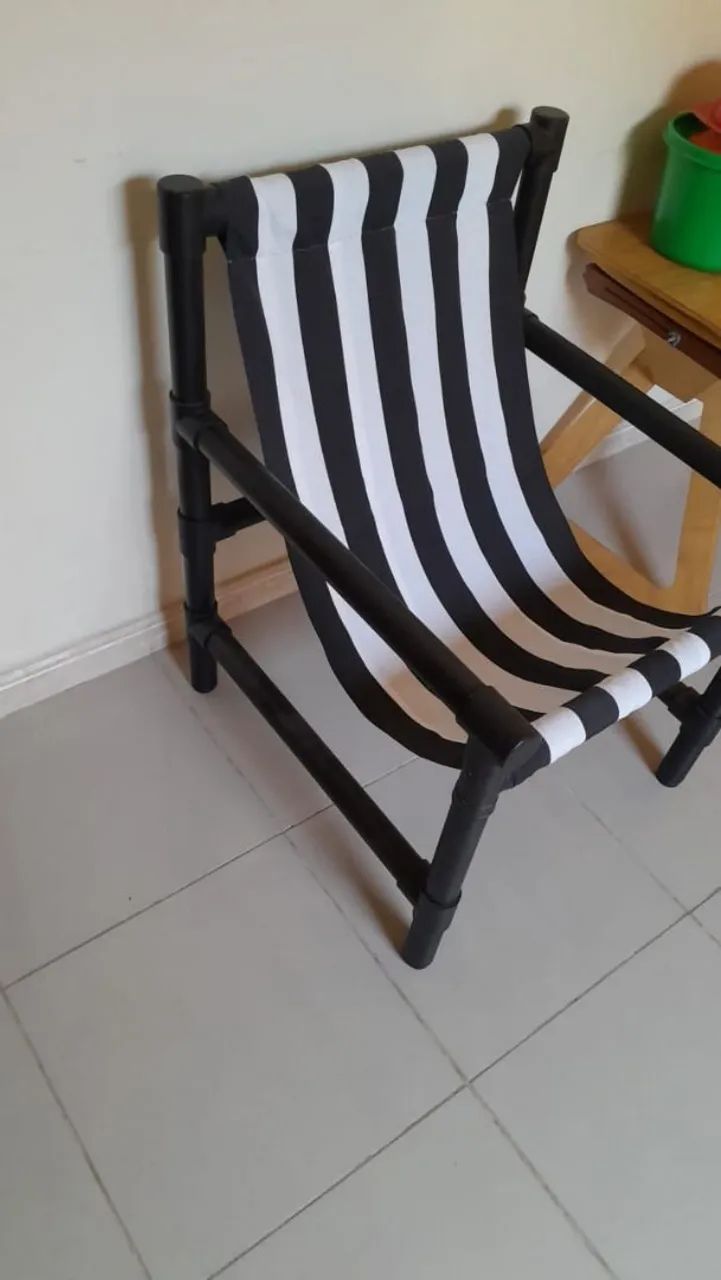 Poltrona feita  com canos de pvc e pintada de preto com assento de tecido Dohler  - Foto 2