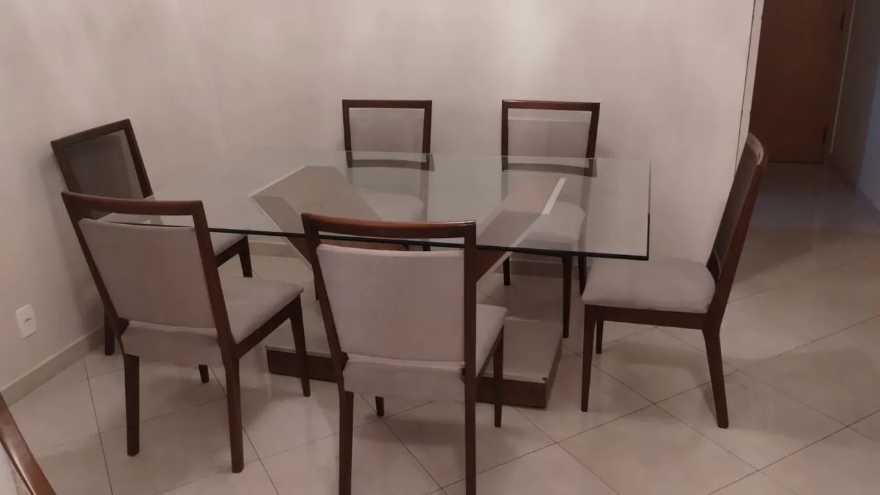 Mesa de vidro, com seis cadeiras conservadas. - Foto 4
