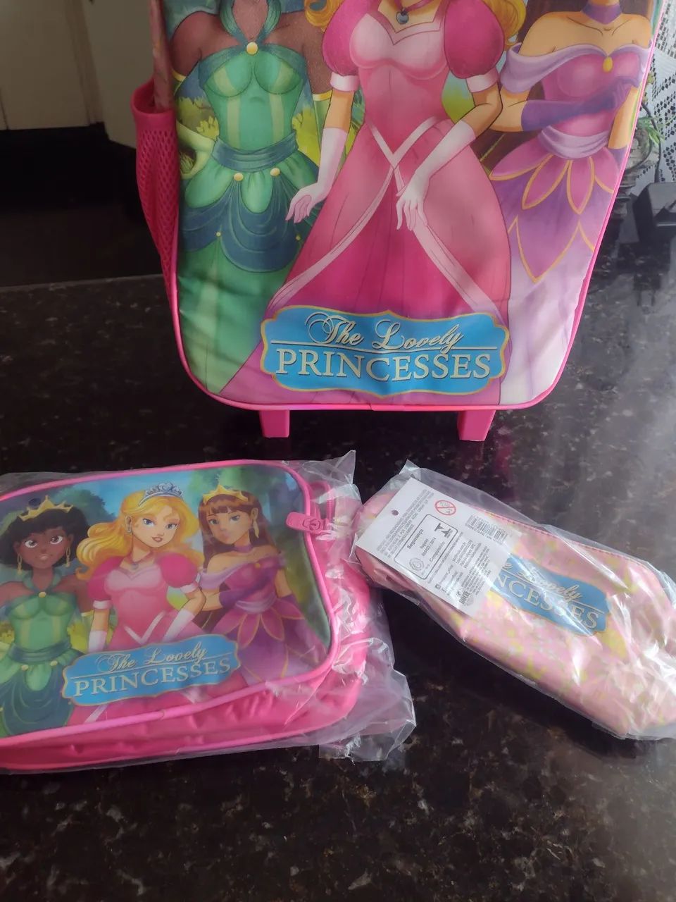 Kit mochila de rodinhas e estojos princesa  - Foto 2
