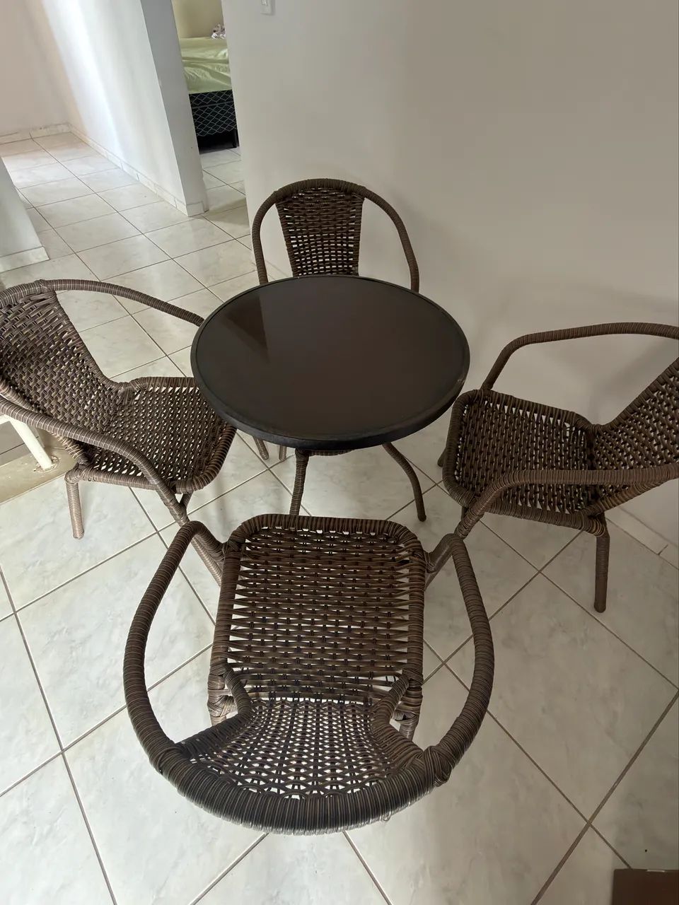 Mesa com 4 cadeiras 