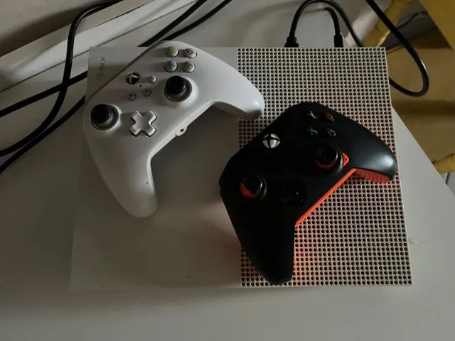 Xbox One 1TB + 2 Controles  - Foto 2