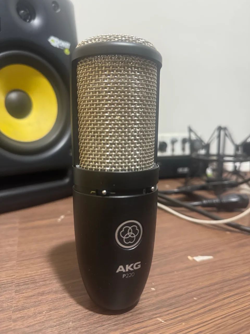 Microfone AKG P220 Condenser Cardioide  - Foto 4