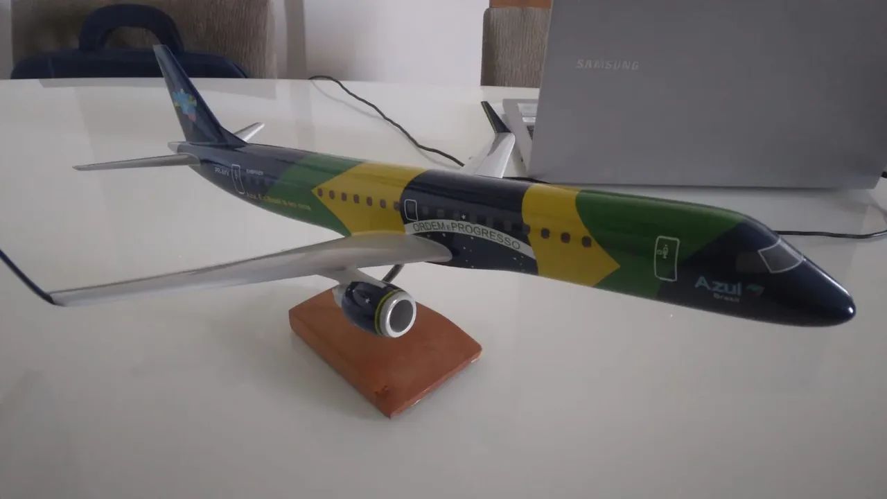 Embraer E-195 E1 Azul linhas aéreas 1:144 - Foto 2