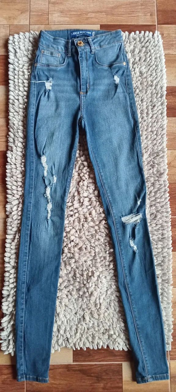 Calça skinny rasgada ,marca Lança Perfume.