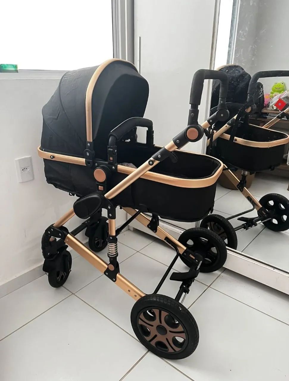 Vendo carrinho de bebê Moisés com bebê conforto