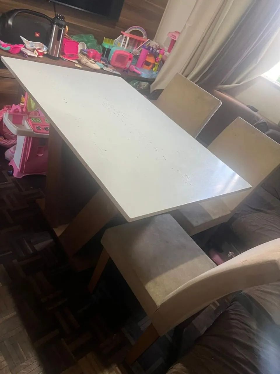 Mesa de jantar e três cadeiras acochoadas