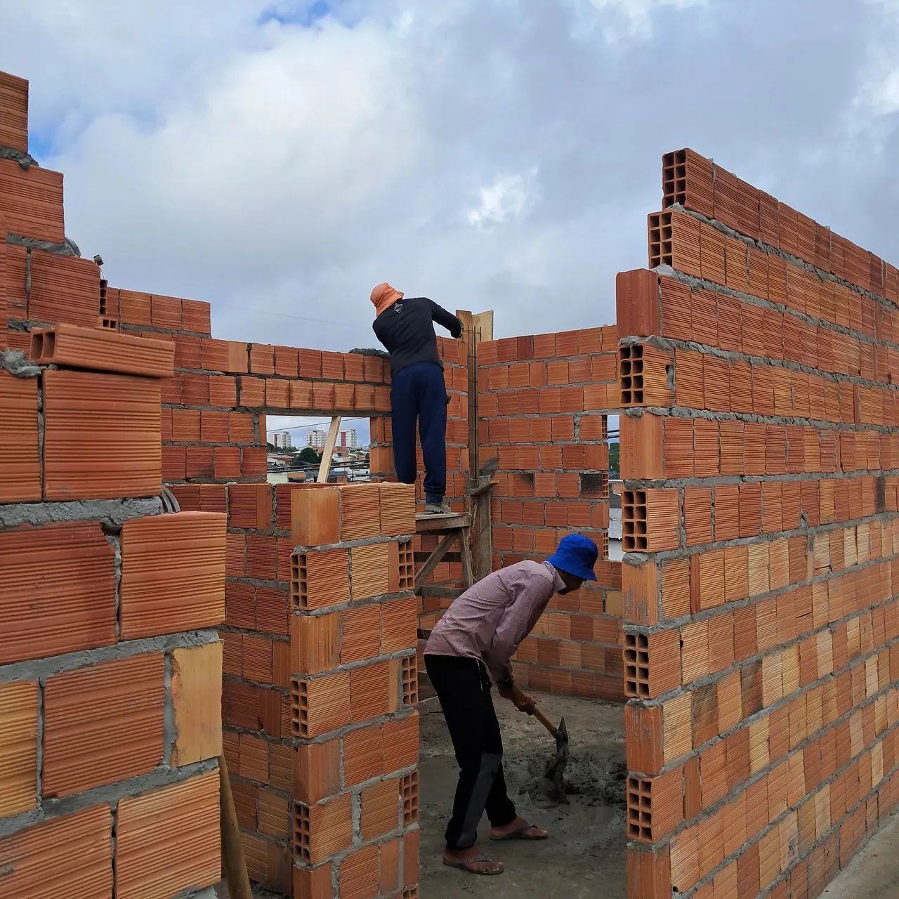 Pedreiro mestre de obra com equipe  - Foto 3