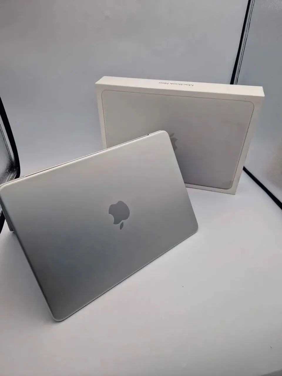 MacBook neo silver impecável na garantia Apple até abril 2027