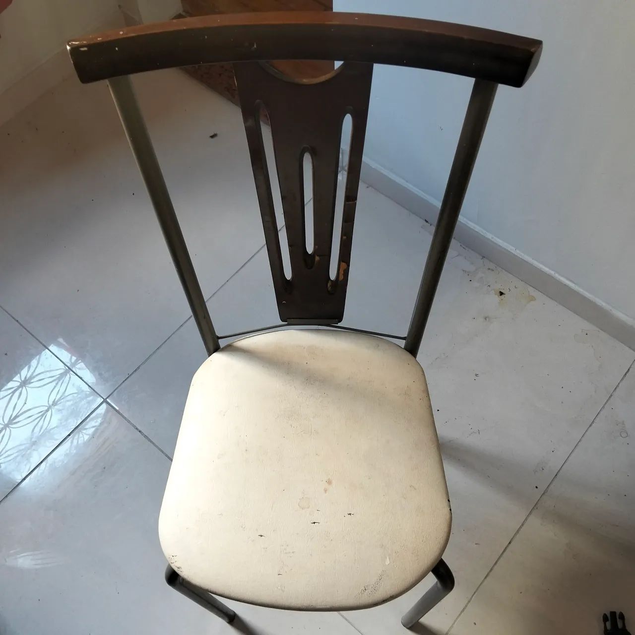 Mesa com o vidro+cadeiras - Foto 3
