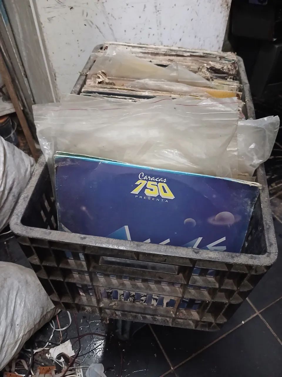 Caixa com diversos discos