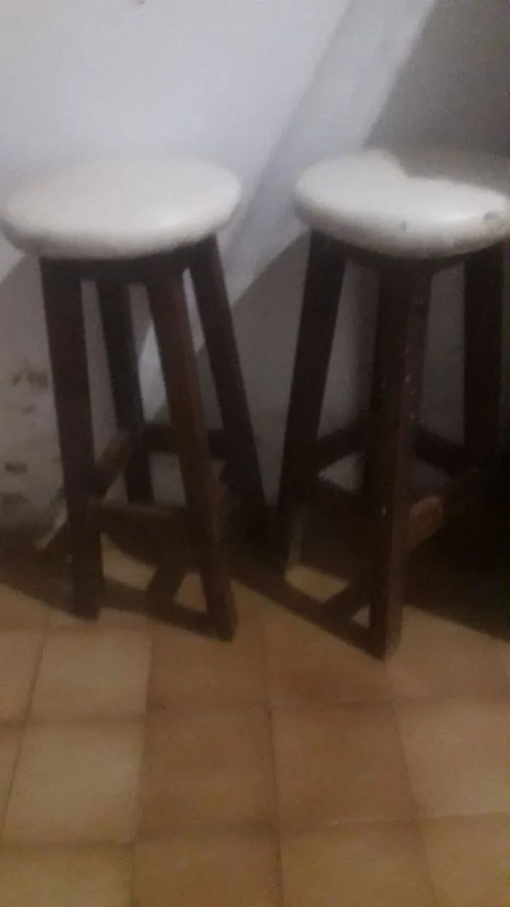 Bancos de madeira de Lei