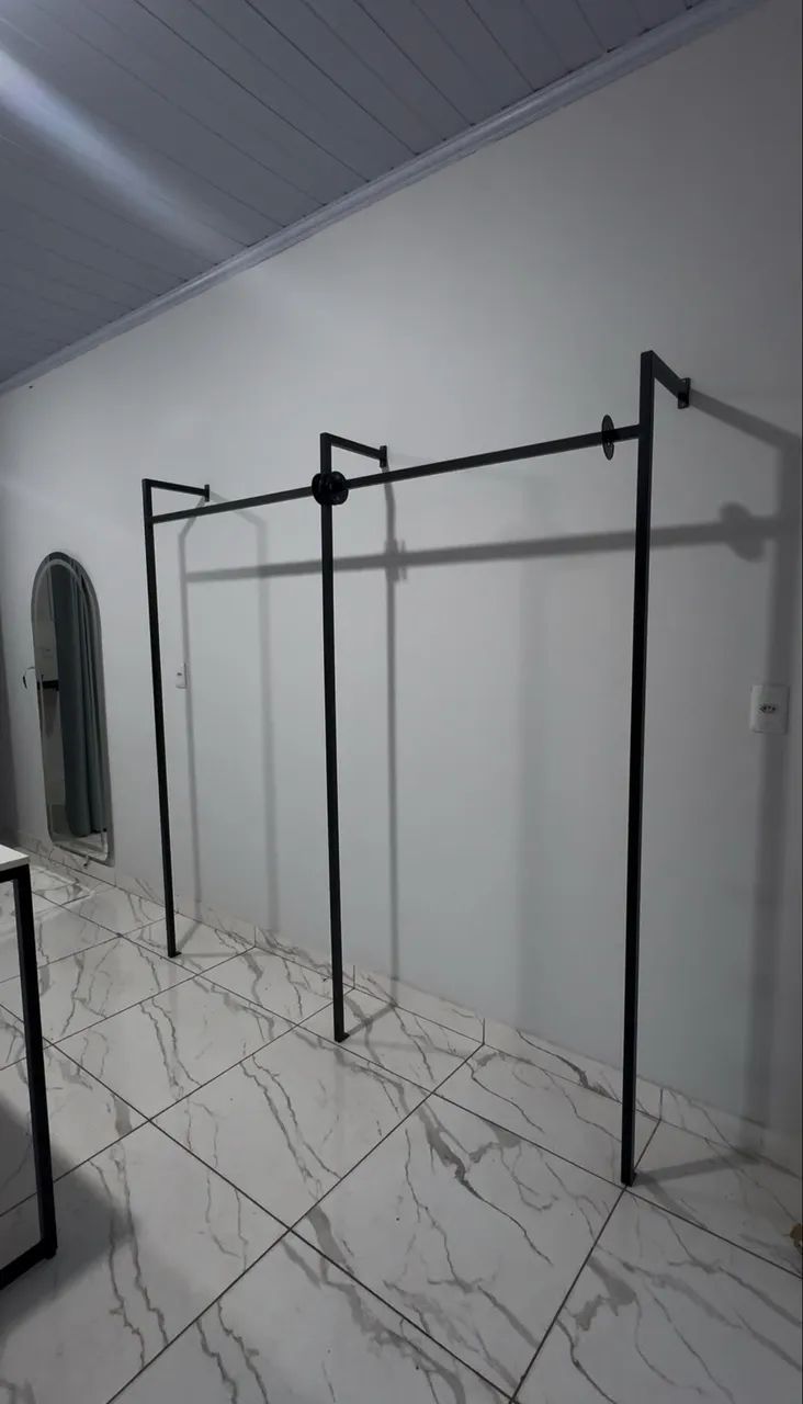 Araras para loja de roupas 