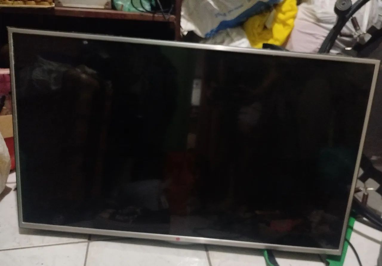 Televisão LG 42LA6130 QUEBRADA