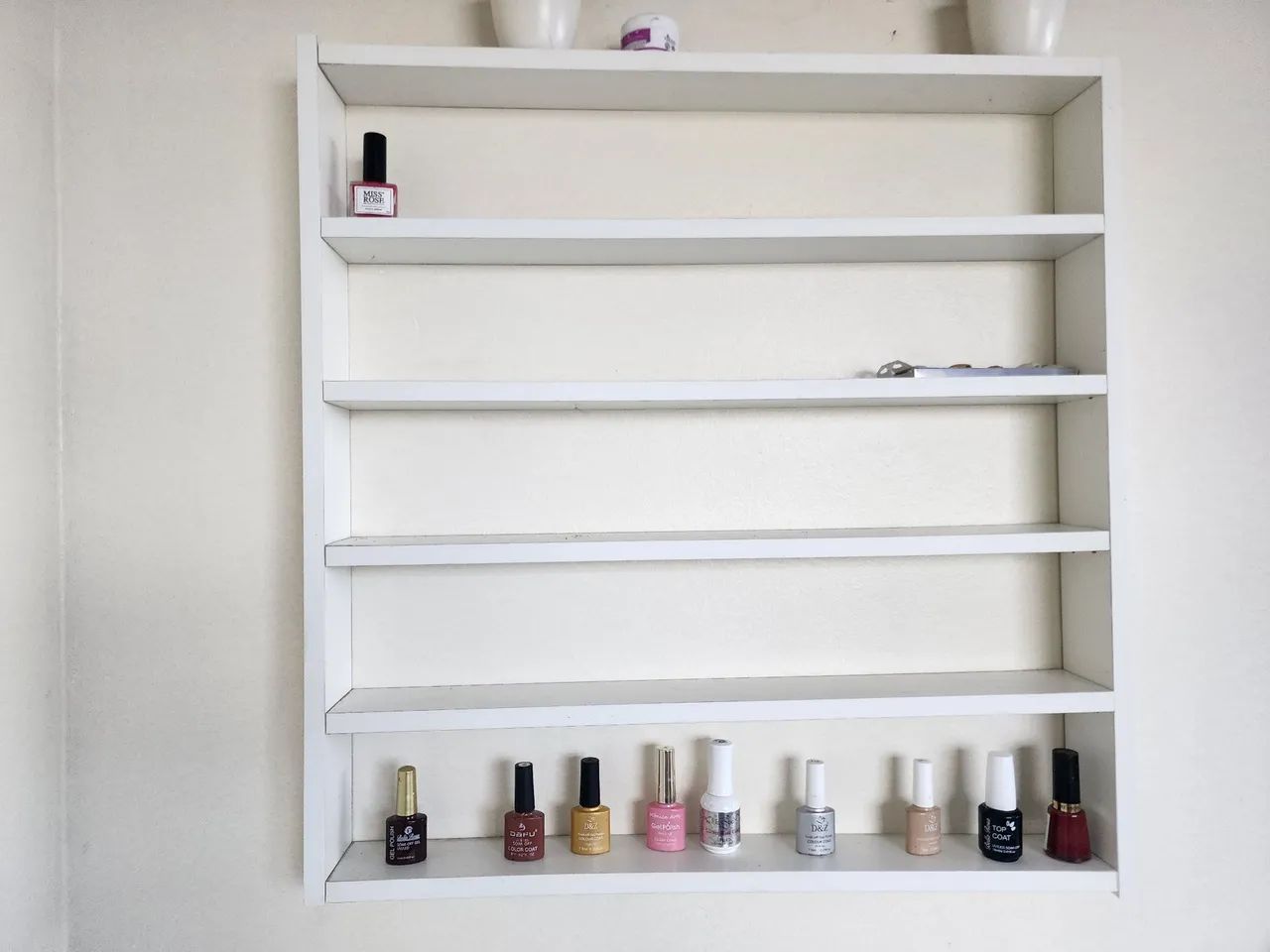 Mesa de manicure e expositor de esmalte.  - Foto 3