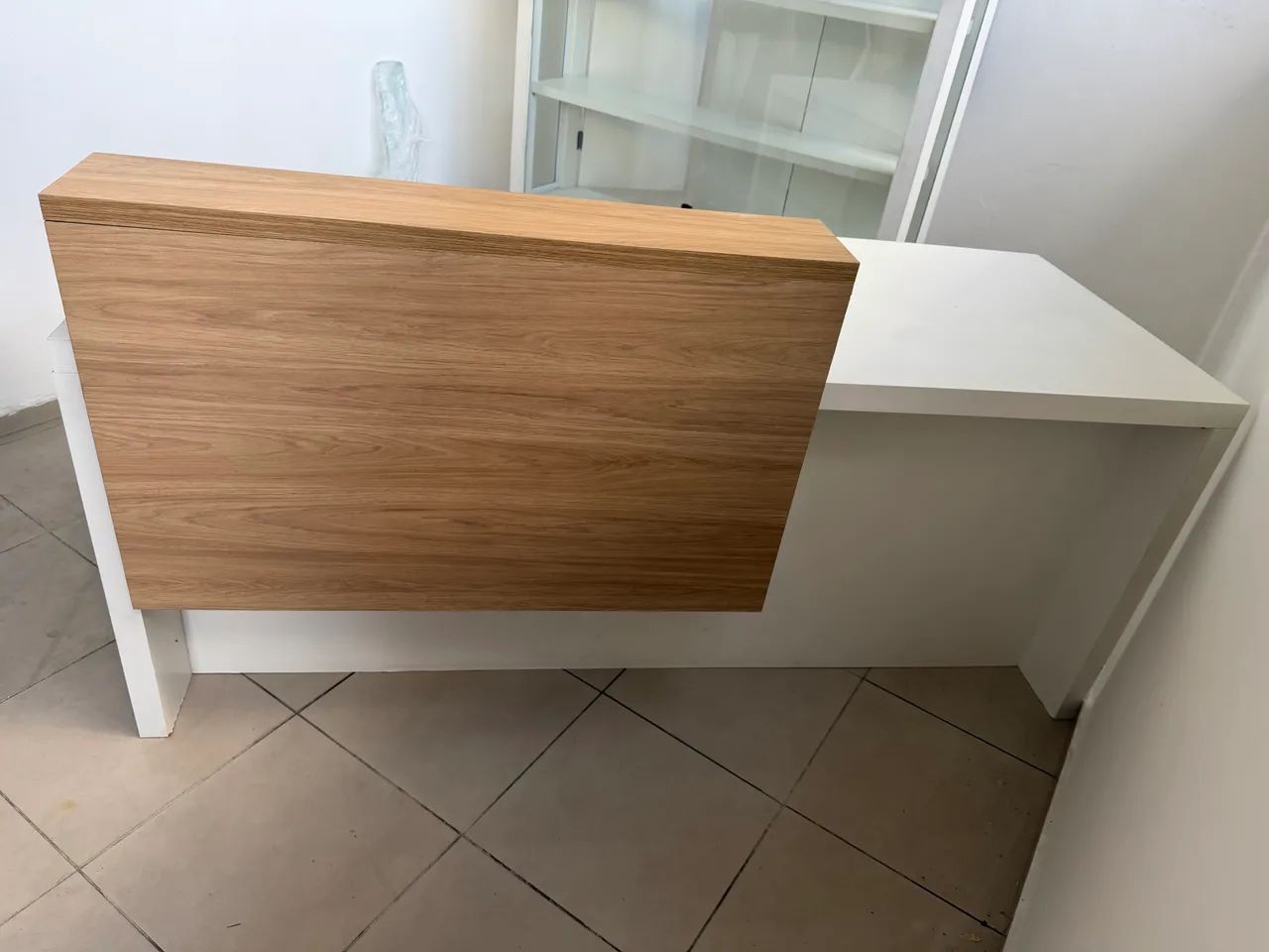 Mesa de recepção lindíssima branca e marfim. 