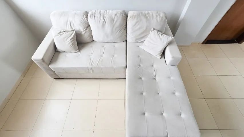 SOFÁ COM CHAISE À VENDA POR APENAS R$ 1.500,00 - Foto 3