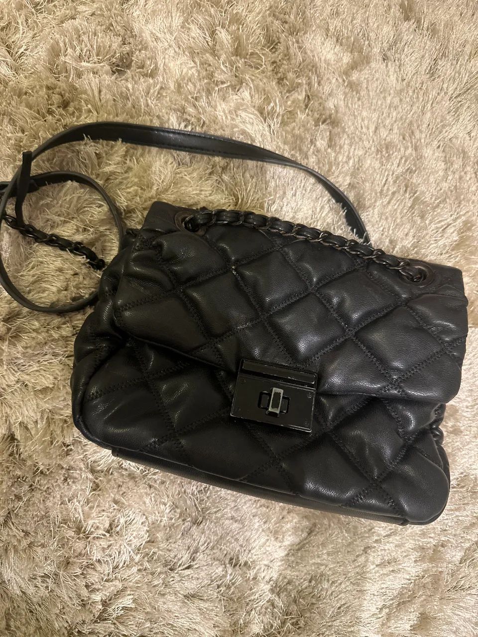 Bolsa preta acolchoada 
