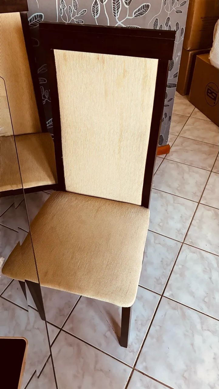 Mesa de madeira com 6 cadeiras 
