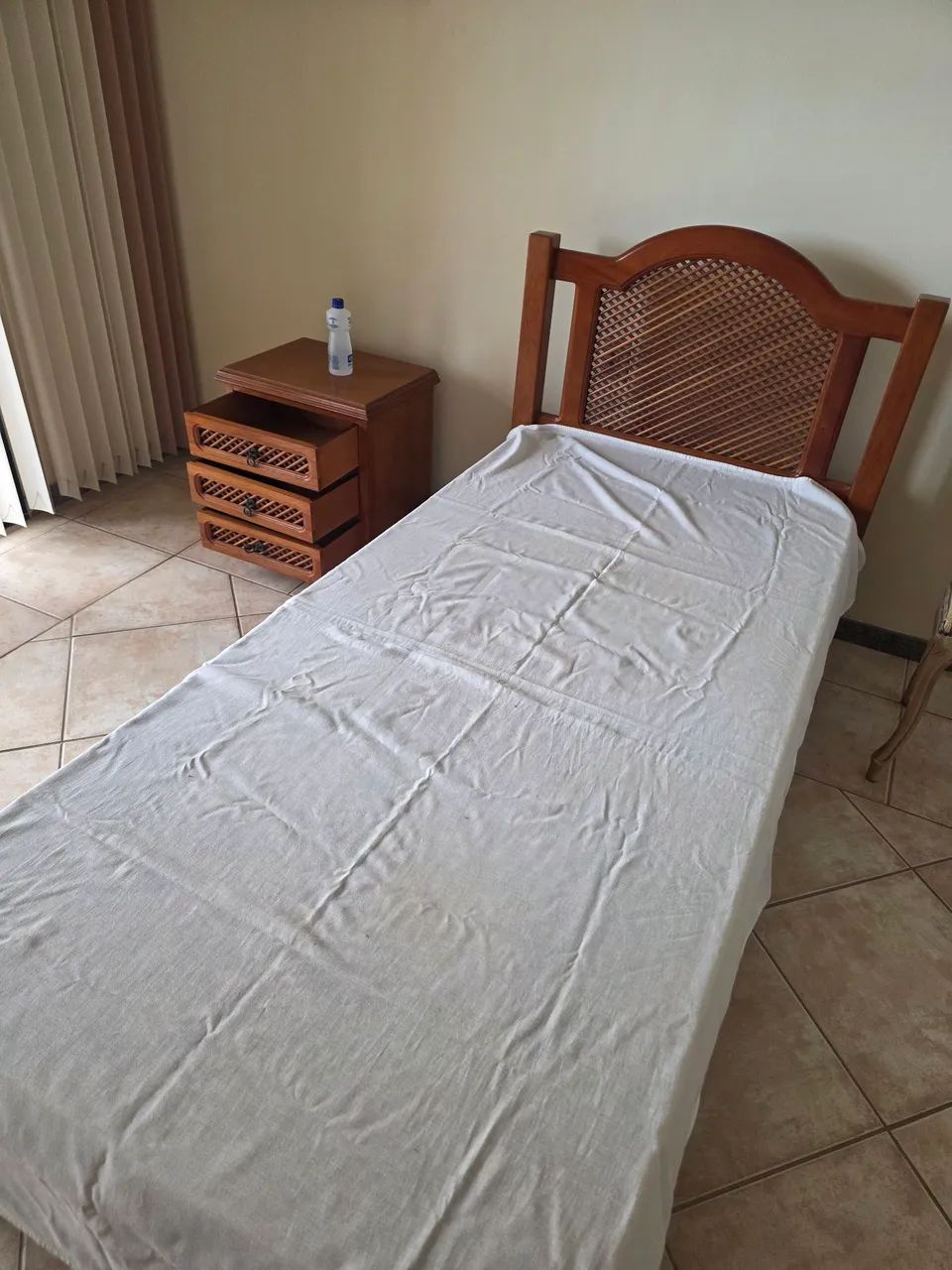 Cama de solteiro com mesa de cabeceira