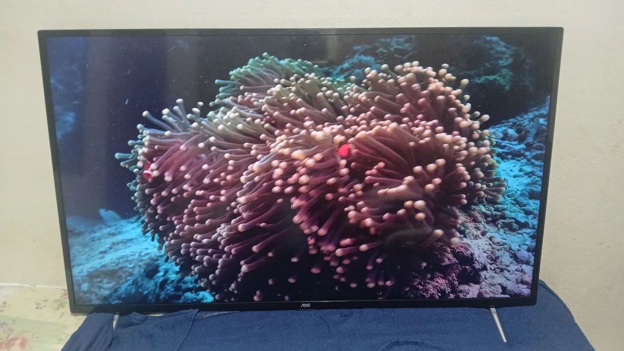 Vendo tv aoc 50 polegadas smart valor 450 pra vim buscar WhatsApp *87 - Foto 2