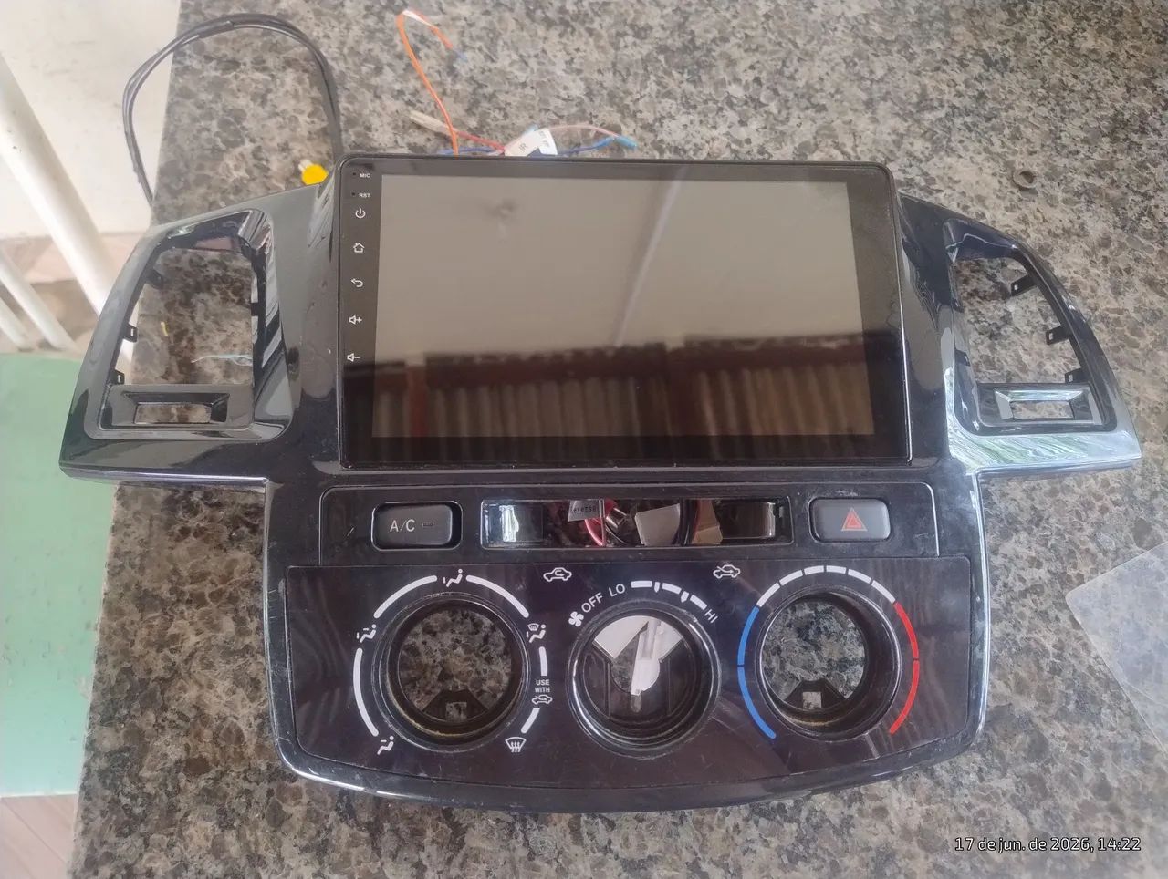Multimídia Hilux com moldura 