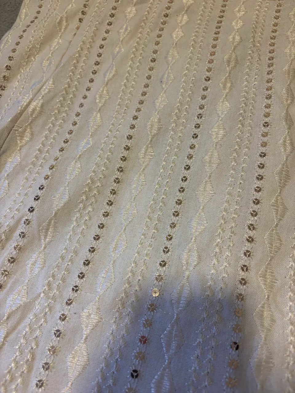 VESTIDO DOURADO COM FENDA - Foto 2