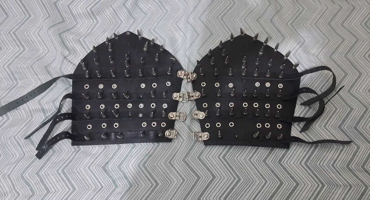 Par de braceletes grandes com espinhos 