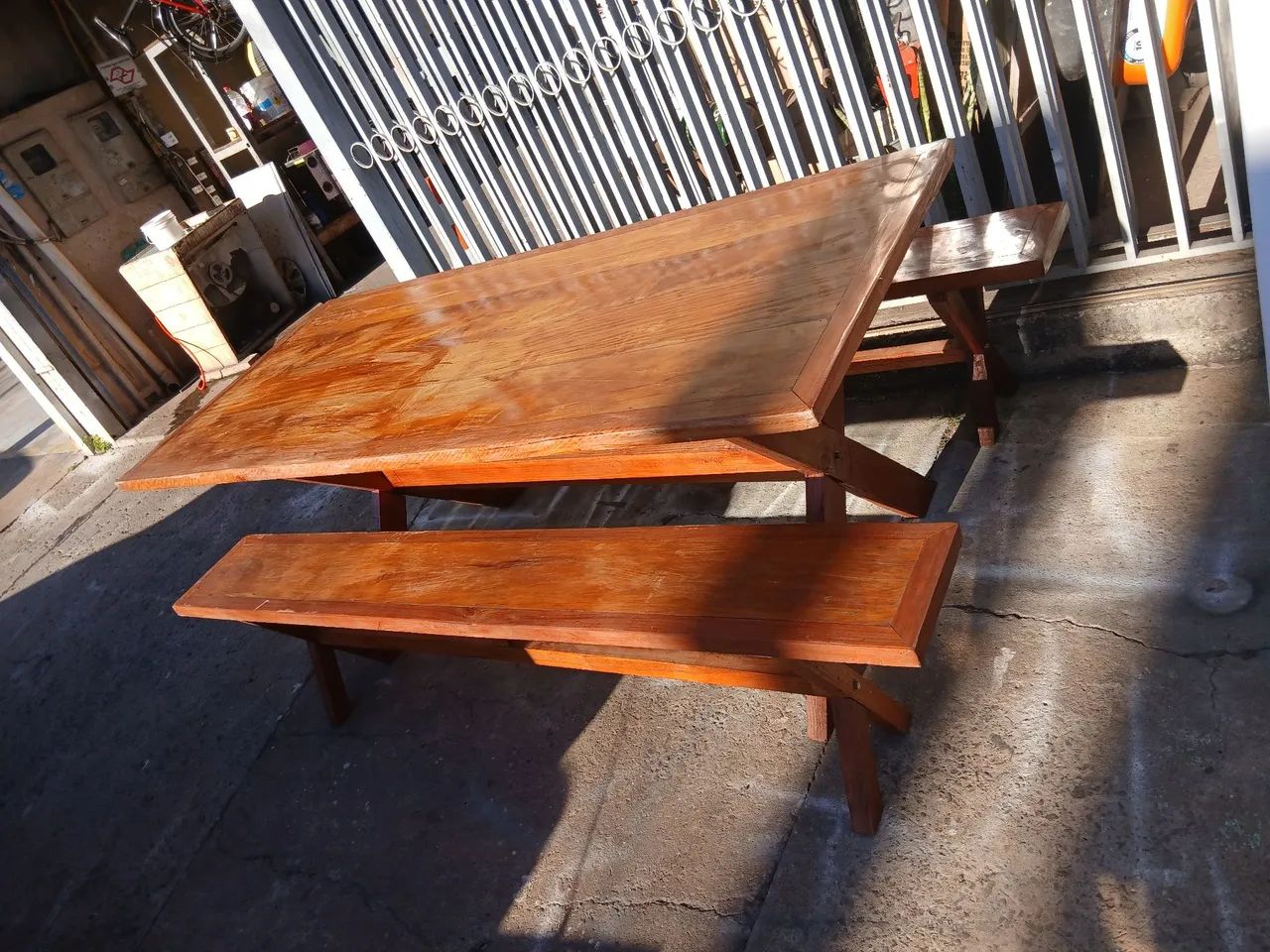 Mesa de Madeira com 2 bancos