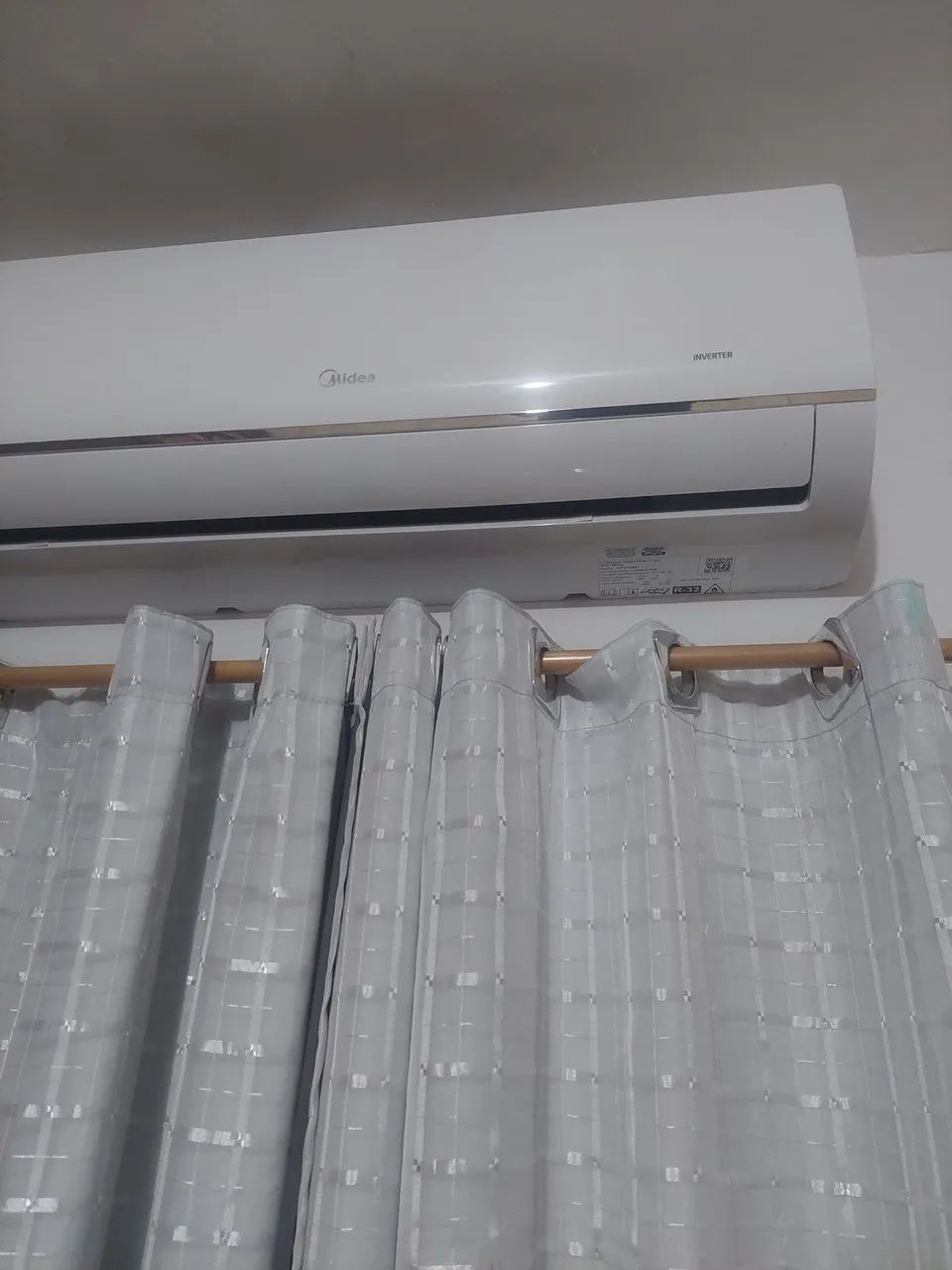 Vender ar condicionado split  12 mil BTUS  da mídia inverter 1 ano de uso