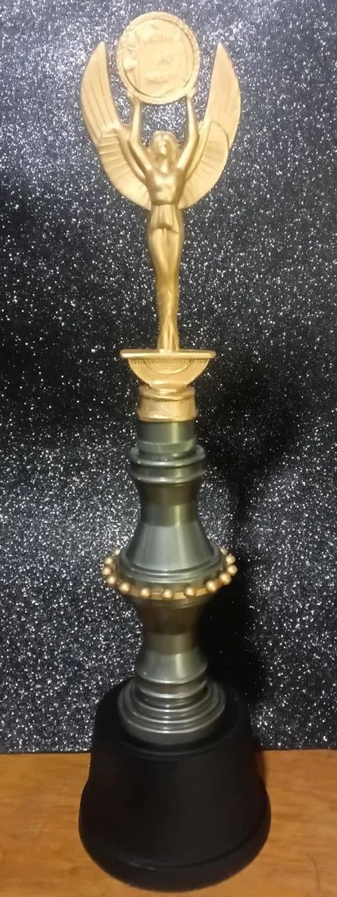 Troféu Honra ao Merito 40cm com base de 10cm - Foto 2