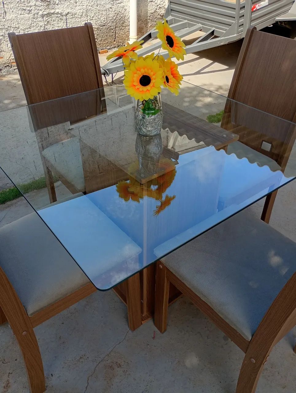 Mesa com tampo de vidro e 4 cadeiras bem nova entrego 