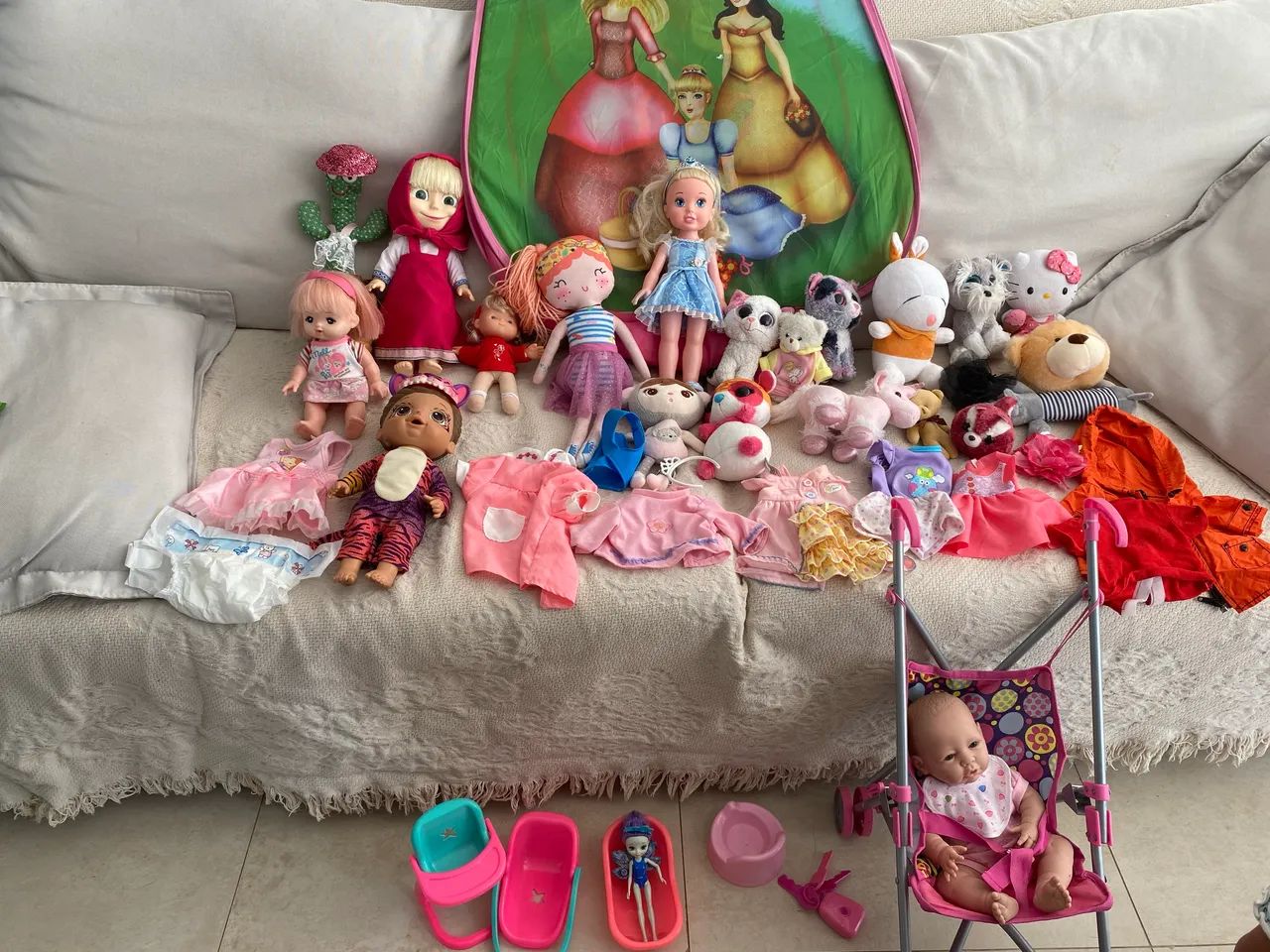 Lote de bonecas e barraca