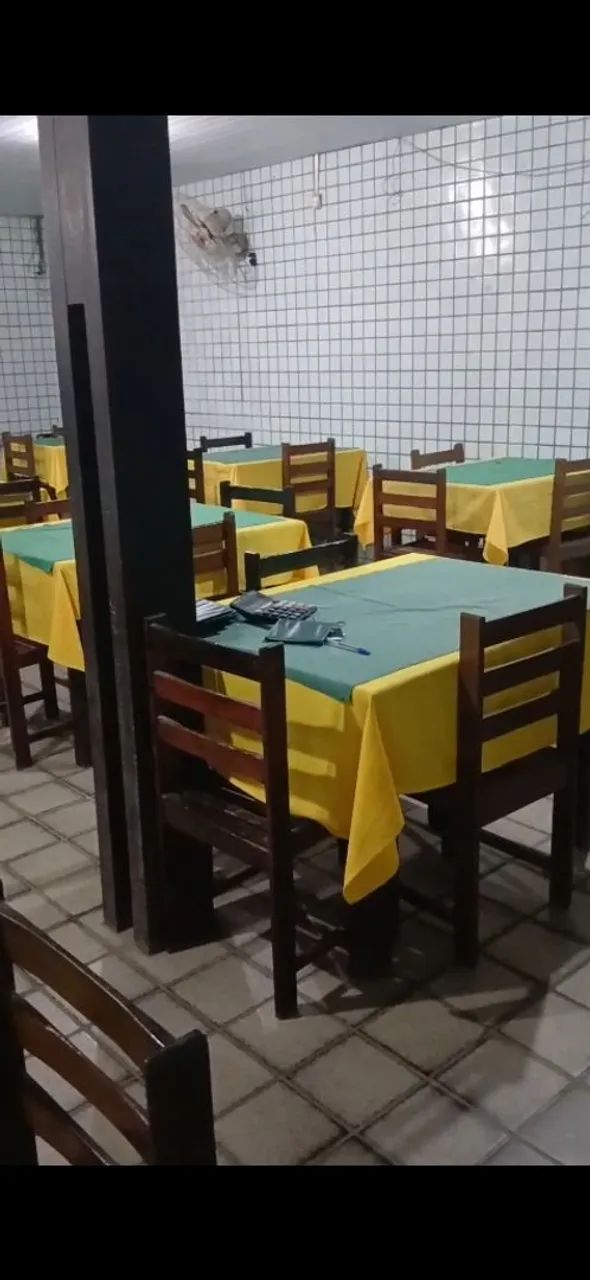 43 conjuntos de mesa com 4 cadeiras