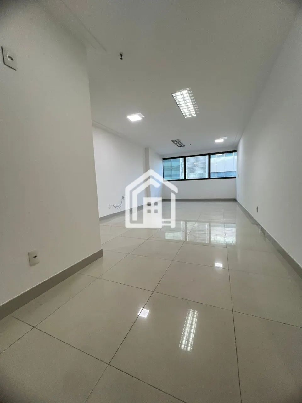 Sala comercial no Hangar, Paralela.