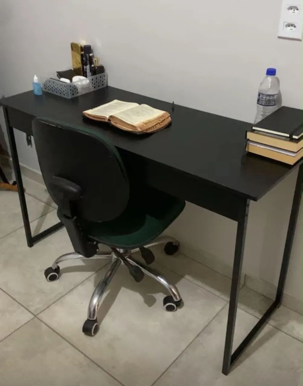 Vendo escrivaninha industrial na cor preta!  Nova, lacrada. - Foto 2