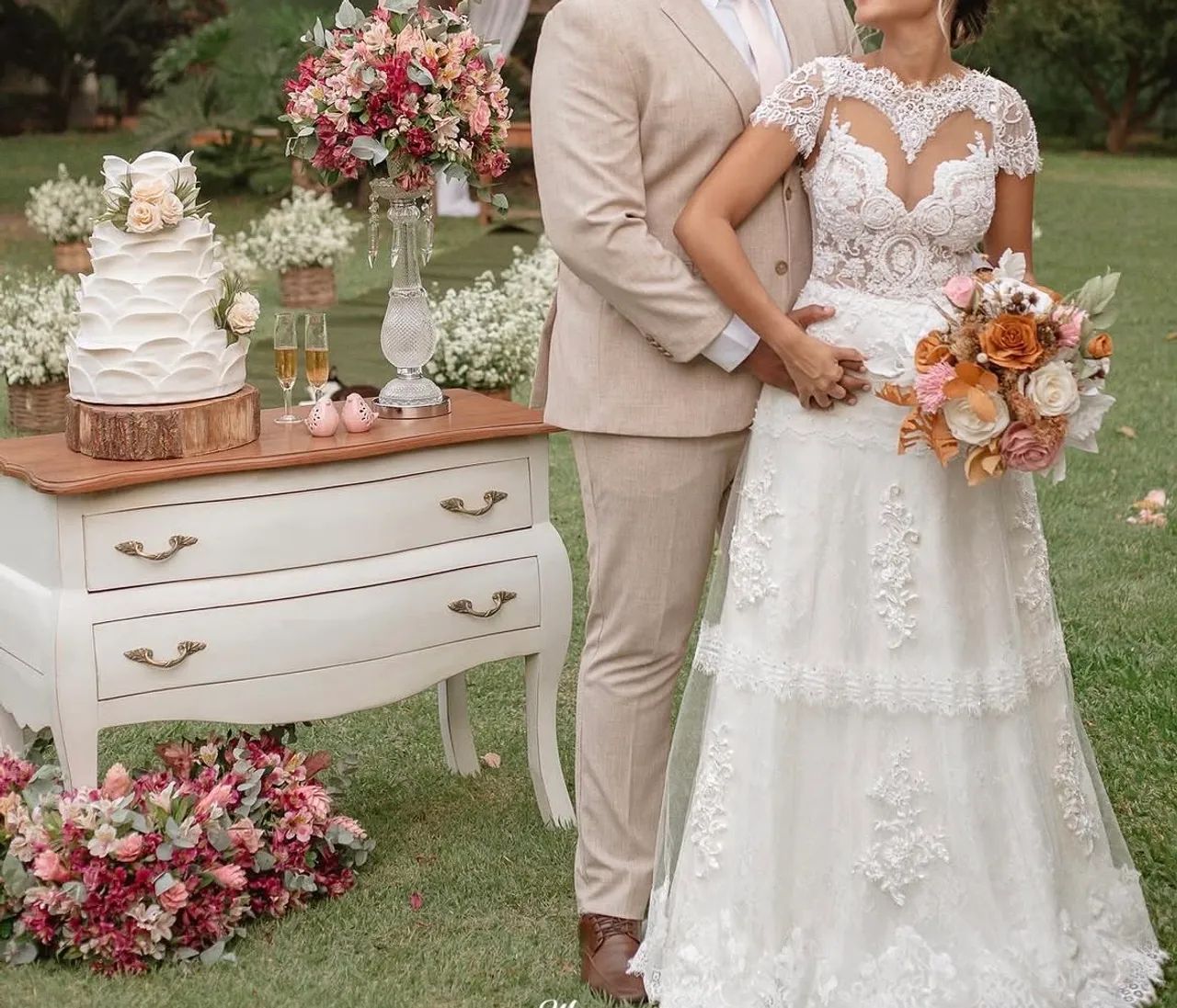 Vestido de noiva, renda chantilly e bordado cor marfim  - Foto 4