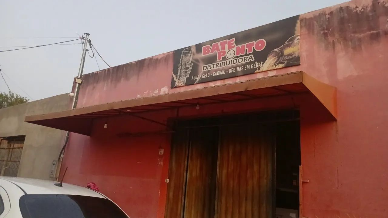 Toldo e fachada de mercearia 